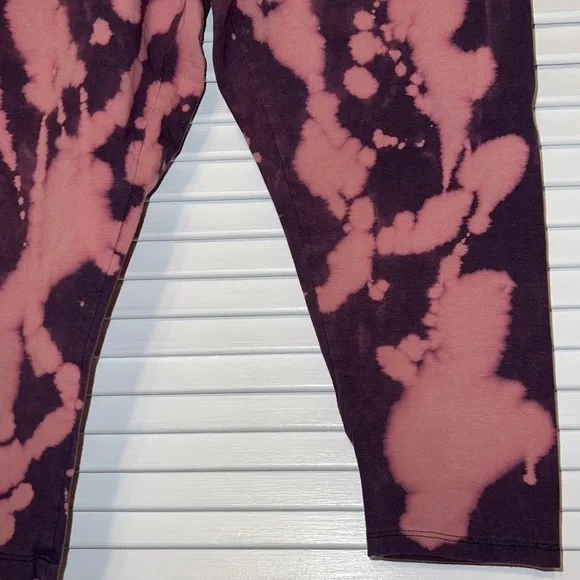 Bleach Dye Capri Leggings - Picture 3 of 9